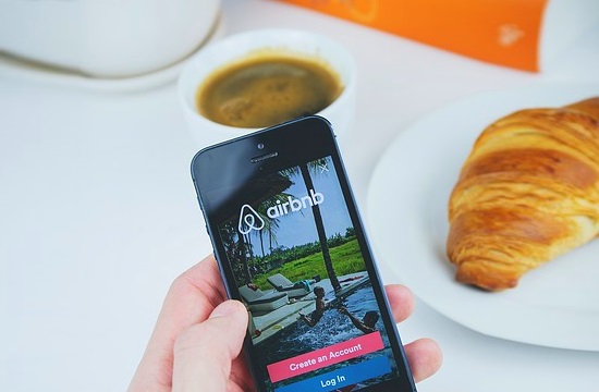 Έρευνα: Όλοι οι φόροι που αποδίδει η Airbnb σε 56 πόλεις στον κόσμο- Εκτός η Ελλάδα