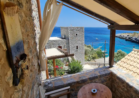 Η Airbnb υποστηρίζει τα “Επισκέψιμα Αρχοντικά 2024” | πότε θα είναι ανοιχτές στο κοινό 10 ιστορικές κατοικίες στην Ελλάδα
