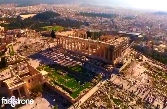 H Aκρόπολη κατάμεστη από τουρίστες σε βίντεο με εναέριες λήψεις drone