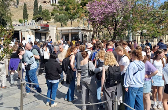 Ακρόπολη | Οι ζώνες επισκεψιμότητας έγιναν... ουρές ταλαιπωρίας – Χάος πριν από την τουριστική έξαρση
