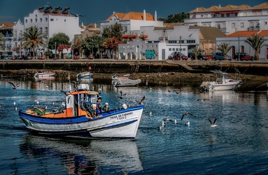 Παραμένει η καραντίνα για τα ταξίδια των Βρετανών στην Πορτογαλία