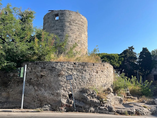 Ρόδος - Διαγωνισμός για μίσθωση 9 μεσαιωνικών ανεμόμυλων | Χρήση ως κατάλυμα και πολιτιστικός χώρος