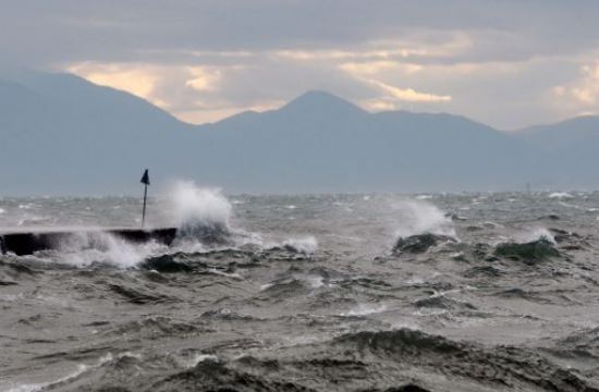 Δεμένα υδροπτέρυγα και καταμαράν στον Αργοσαρωνικό, λόγω ισχυρών ανέμων