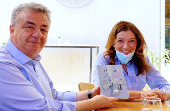 Συνάντηση Αρναουτάκη με τη Βικτόρια Χίσλοπ στα γυρίσματα της νέας σειράς μυθοπλασίας της ΕΡΤ "Καρτ ποστάλ"