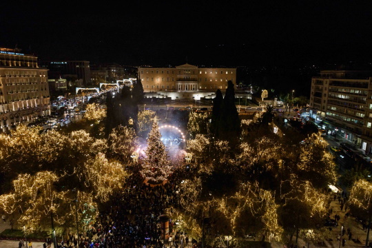 Δήμος Αθηναίων | Φαντασμαγορική φωταγώγηση του χριστουγεννιάτικου δέντρου στο Σύνταγμα