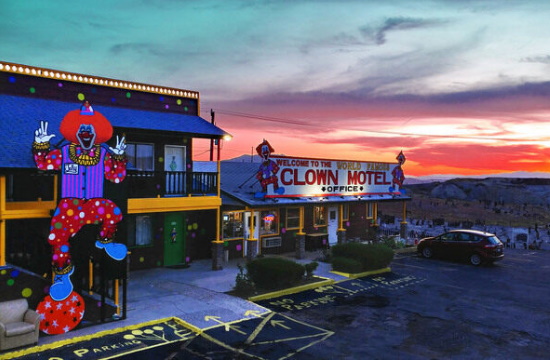 Clown Motel: Ένας παράξενος χώρος φιλοξενίας που αντέχει στο χρόνο