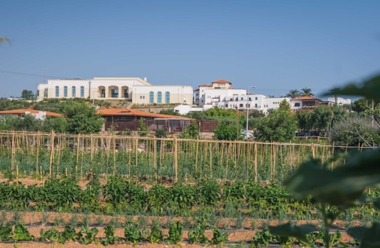 Metaxa Hospitality: Ο πρώτος όμιλος φιλοξενίας στην Ελλάδα με πιστοποιημένες βιολογικές-αναγεννητικές γαίες από τη Δ.Η.Ω.