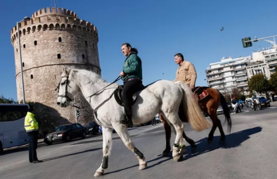 Ιππικό υπερθέαμα στο κέντρο της Θεσσαλονίκης - Περήφανα άλογα κάλπασαν στους δρόμους (βίντεο – φωτογραφίες)