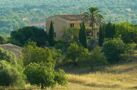 Ο DERTOUR ταράζει τα νερά στις οργανωμένες διακοπές: Νέα πακέτα με... βίλες, δεντρόσπιτα και μοτέλ από την Booking/ Agoda