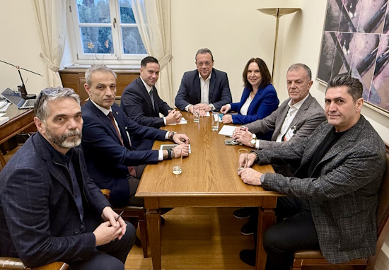 Συνάντηση Φάμελλου - ΠΟΞ: Κοινωνική συμφωνία, με κερδοφόρα ξενοδοχεία και αξιοπρεπείς θέσεις εργασίας
