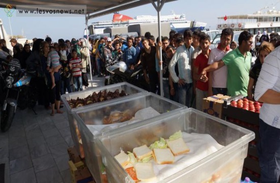 Ρούχα και τρόφιμα από κρουαζιερόπλοιο σε μετανάστες στη Μυτιλήνη