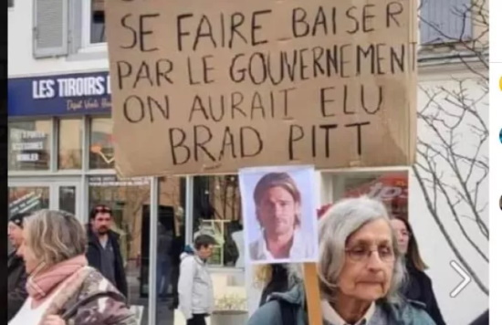 Viral η Γαλλίδα συνταξιούχος με το πλακάτ: «Αν θέλαμε να μας γ@@@@ει  η κυβέρνηση, θα είχαμε ψηφίσει τον Μπραντ Πιτ»