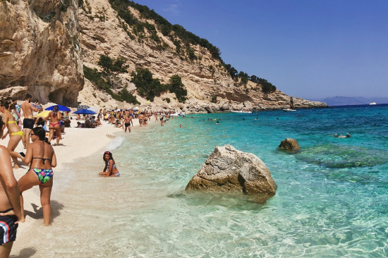 Διακοπές στην Ιταλία, με περιορισμούς σε παραλίες | Πρόστιμα για μασάζ, τσόκαρα, πετσέτες και στάσεις σε δρόμους....