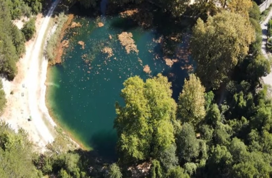 Η κρυφή παραμυθένια ελληνική λίμνη με τα γαλαζοπράσινα νερά