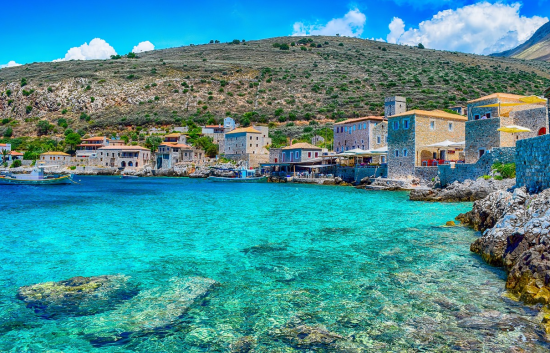 Τουρισμός | Εθνική Τράπεζα: Στα 21 δισ. ευρώ οι ταξιδιωτικές εισπράξεις το 2023, +5% έναντι του 2019 οι αφίξεις