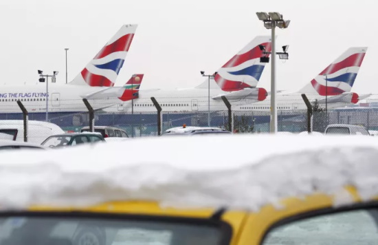 Βρετανία: Παρέλυσαν οι συγκοινωνίες λόγω του χιονιά – Ακυρώσεις πτήσεων – Βίντεο