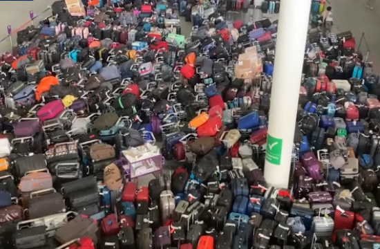 Τραγικές εικόνες με θάλασσα από βαλίτσες στο αεροδρόμιο του Χίθροου το Σαββατοκύριακο