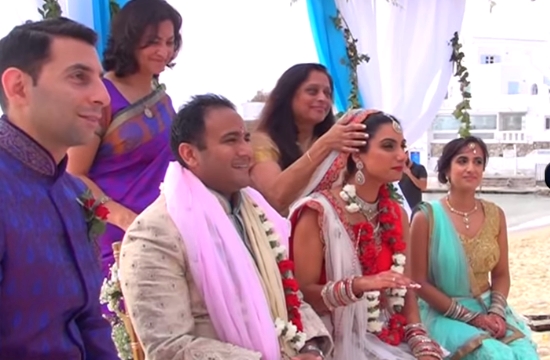 Aέρας Bollywood στη Μύκονο - παραδοσιακός ινδικός γάμος με συρτάκι & ελληνικά εδέσματα