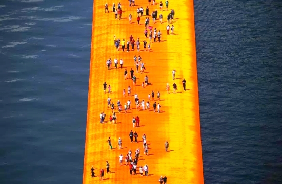 Χιλιάδες τουρίστες στη λίμνη Iseo της Ιταλίας περπατούν... επάνω στο νερό