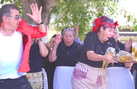 Just μπίρες! Οι κρητικές γιαγιάδες επιστρέφουν με παρωδία για το ελληνικό καλοκαίρι
