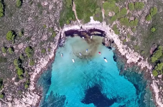 Βίντεο: Η εντυπωσιακή παραλία Λευκή που θα σου πάρει το μυαλό!