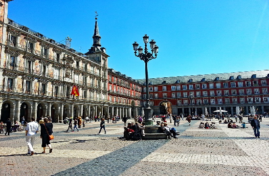 Ισπανικός τουρισμός | 6,1 εκατ. τουρίστες τον Απρίλιο - Αυξάνεται η διαμονή και η μέση δαπάνη