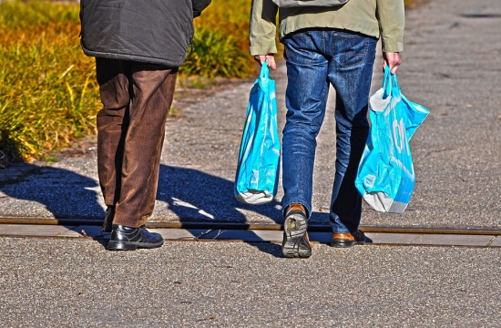 Το τέλος της πλαστικής σακούλας αποδίδεται με τσάντες και καρότσια σε Δήμους