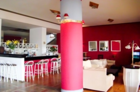 Λουκέτο σε «πειρατικό» ξενοδοχείο στον Άγιο Νικόλαο - ο Παγκρήτιος Σύλλογος Διευθυντών Ξενοδοχείων ανέλαβε τη φιλοξενία των πελατών