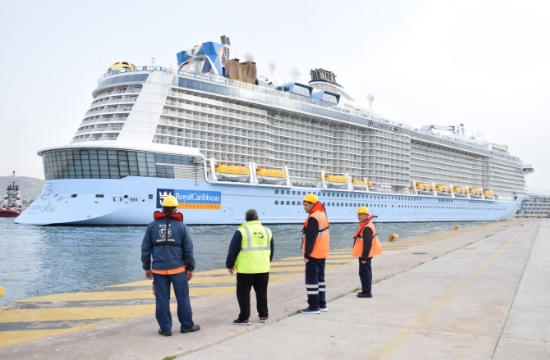 To πολυτελέστερο κρουαζιερόπλοιο του κόσμου στο λιμάνι του Πειραιά