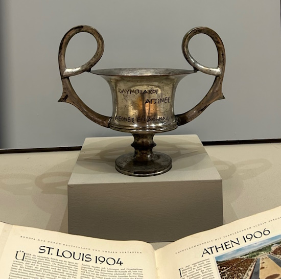 Το Κύπελλο Μαραθωνίου της Μεσολυμπιάδας “Αθήνα 1906” στο Μουσείο του Λούβρου