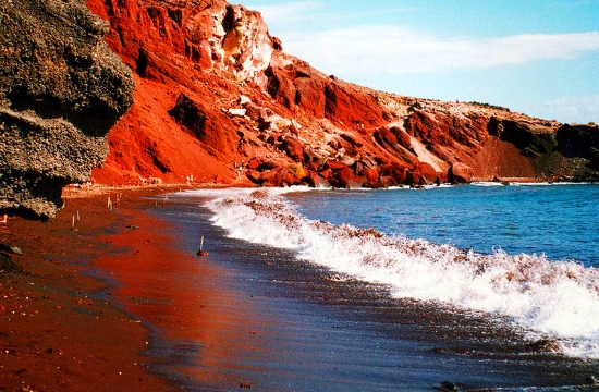 TripAdvisor: 8 εντυπωσιακές μαύρες παραλίες από όλο τον κόσμο - η μία στη Σαντορίνη
