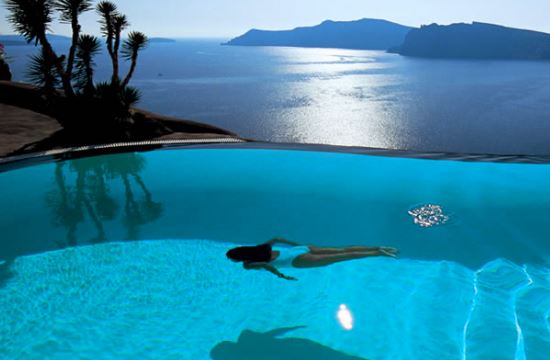 Η πισίνα του Perivolas Hotel στην Οία μία από τις 25 καλύτερες πισίνες του κόσμου, σύμφωνα με εφημερίδα του Κάνσας