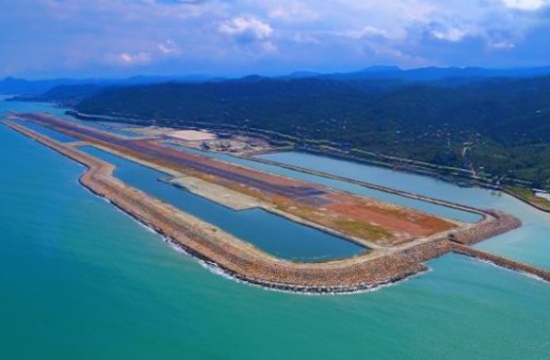 Εγκαινιάστηκε το πλωτό αεροδρόμιο της Τουρκίας - αναμένεται να εκτινάξει τον τουρισμό στη Μαύρη Θάλασσα