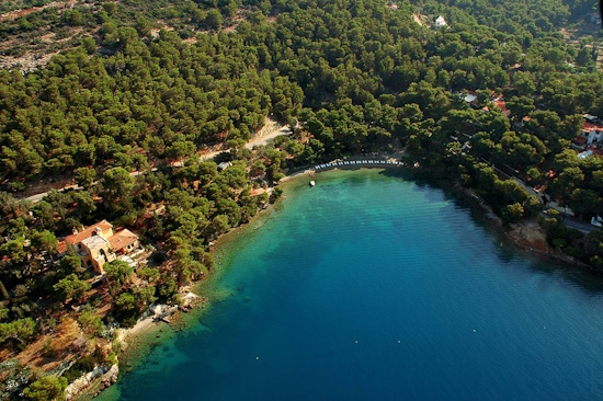 Άλλα 23 εκατ. ρίχνει η οικογένεια Βαρδινογιάννη στο Hydra Rock