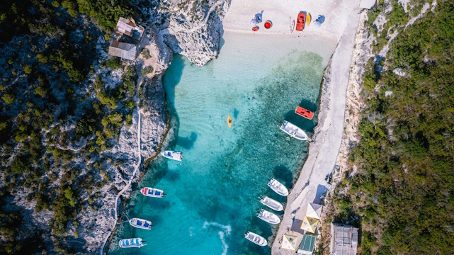 Στα κρυστάλλινα νερά των Ζακυνθινών σπηλαίων