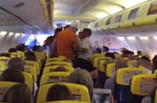 "Xάος" στον αέρα: Μεθυσμένοι Βρετανοί ανάγκασαν πτήση της Ryanair να αλλάξει πορεία