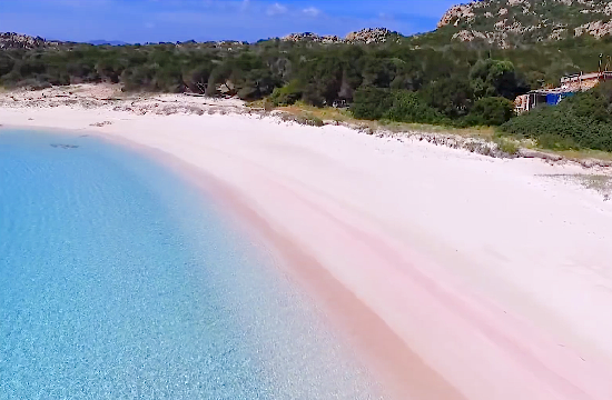 Η Σαρδηνία επιβάλλει ποινές στους τουρίστες που κλέβουν άμμο από τις παραλίες