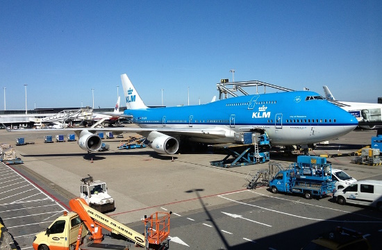 Ολλανδία: Καμπάνια κατά του πλαφόν στις πτήσεις που θα εκτοξεύσει τις τιμές – «Η μέση οικογένεια θα αποφεύγει τα ταξίδια»