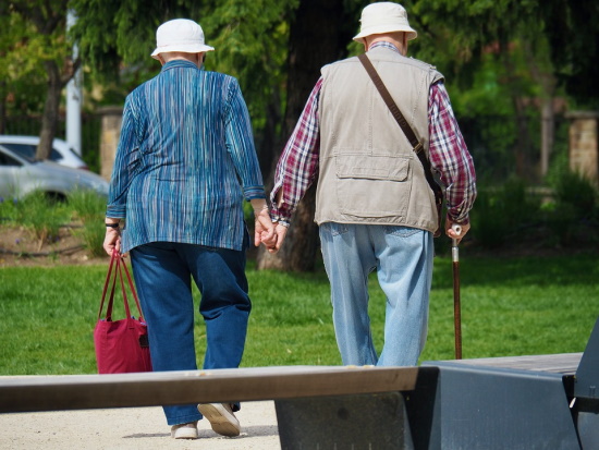 Ένα ευτυχισμένο ζευγάρι Γερμανών συνταξιούχων στην Κρήτη