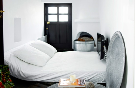 fromthepoolside.com: Προσιτή πολυτέλεια στο Skyros suites, με καναπέδες Chesterfield και λονδρέζικη διακόσμηση