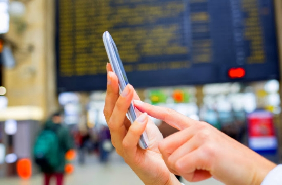 Έρευνα: προτιμούν το κινητό από το σύντροφο οι σύγχρονοι ταξιδιώτες στις διακοπές