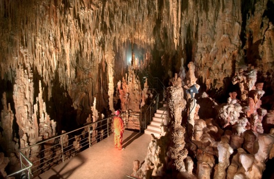 Εικονική περιήγηση στο σπήλαιο της Καστανιάς