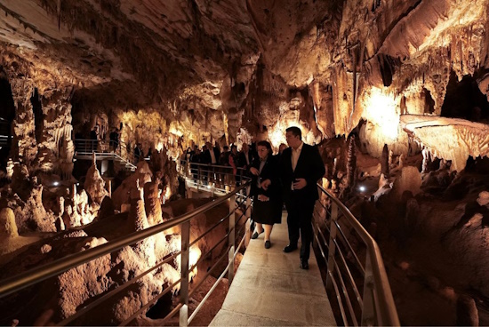 Εγκαίνια για το ανακαινισμένο Σπήλαιο Πετραλώνων Χαλκιδικής