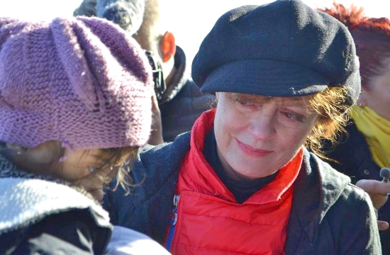 Η Σούζαν Σάραντον στη Λέσβο ζει το δράμα επιβίωσης των προσφύγων