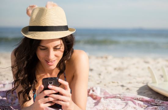Τουρισμός: Οι Ευρωπαίοι χρησιμοποιούν περισσότερο το κινητό μετά την κατάργηση του roaming