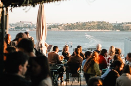 Έρευνα Yougov | Πώς οι «τσιμπημένες» τιμές αλλάζουν τις ταξιδιωτικές συνήθειες των Γερμανών