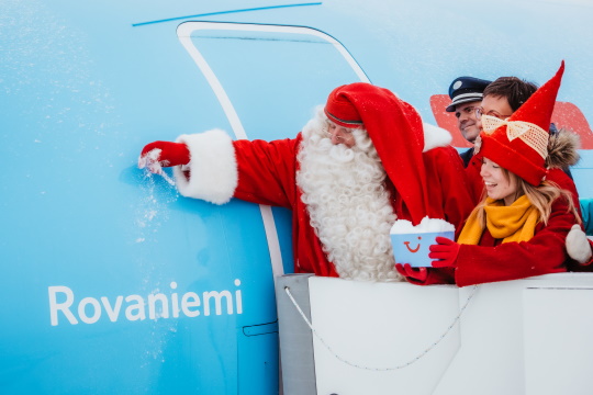 TUI | 50.000 τουρίστες τα Χριστούγεννα στη Λαπωνία - Ο Άγιος Βασίλης βάφτισε αεροπλάνο της σε "Ροβανιέμι"