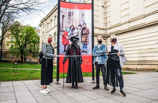 Mask Fashion Week: Μάσκες-έργα τέχνης μετατρέπουν τους δρόμους του Βίλνιους σε... πασαρέλα! (φωτό)