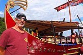 O καπετάν Γεράσιμος και το τουριστικό σκάφος-τριήρης διασχίζουν το Ιόνιο