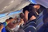 Άγριο μαλλιοτράβηγμα σε πτήση – Γυναίκες πιάστηκαν στα χέρια για μια θέση στο παράθυρο (βίντεο)